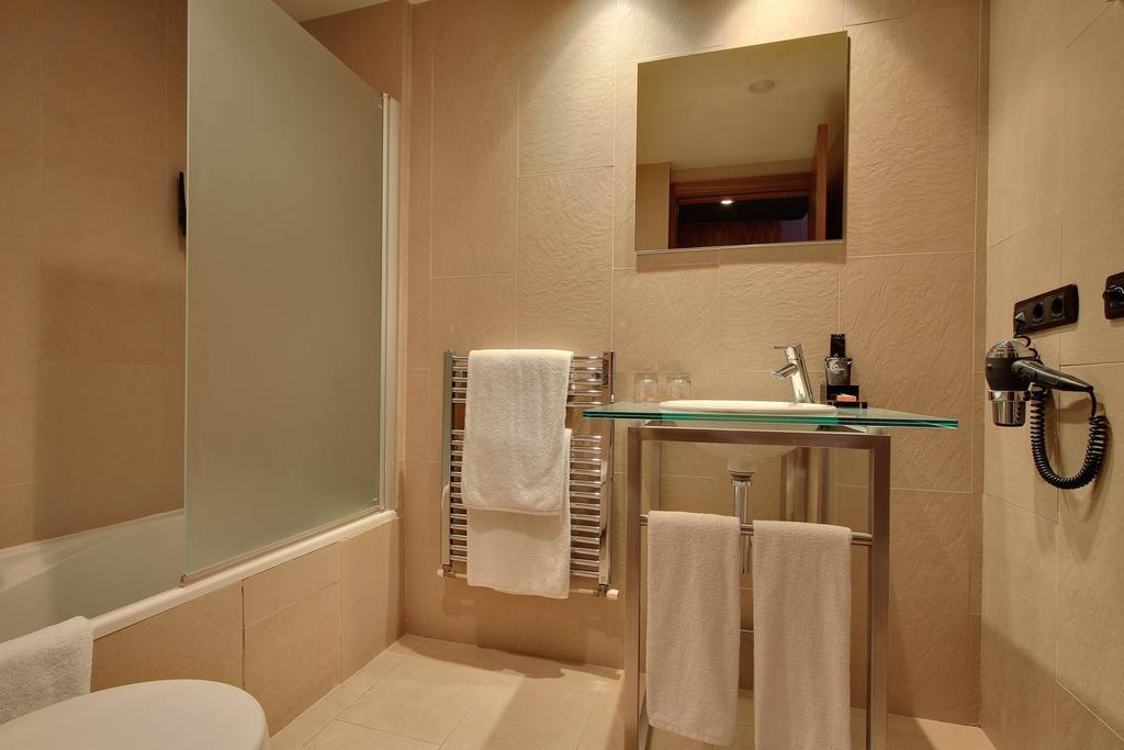 Double or Twin Room (1-2 Adults)