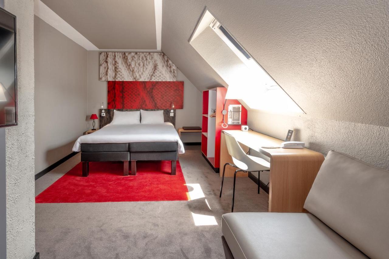 Familienzimmer mit Doppelbett und Sofa