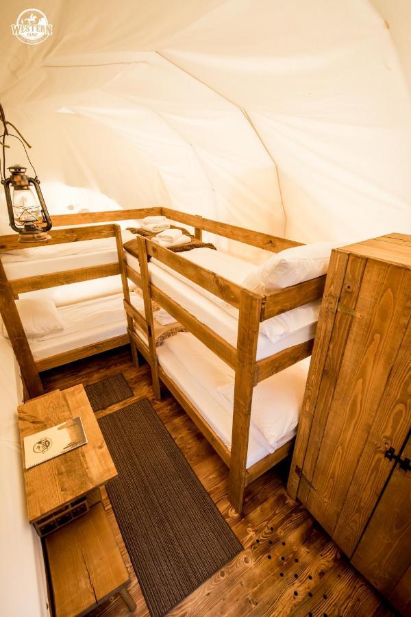 Cowboy's wagon for 4 people