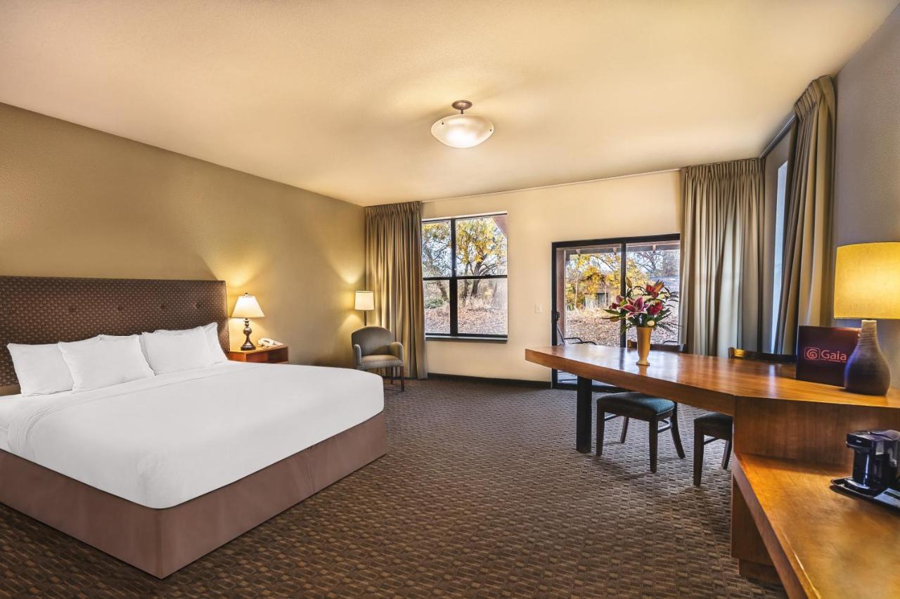 Deluxe King Room - Non-Smoking