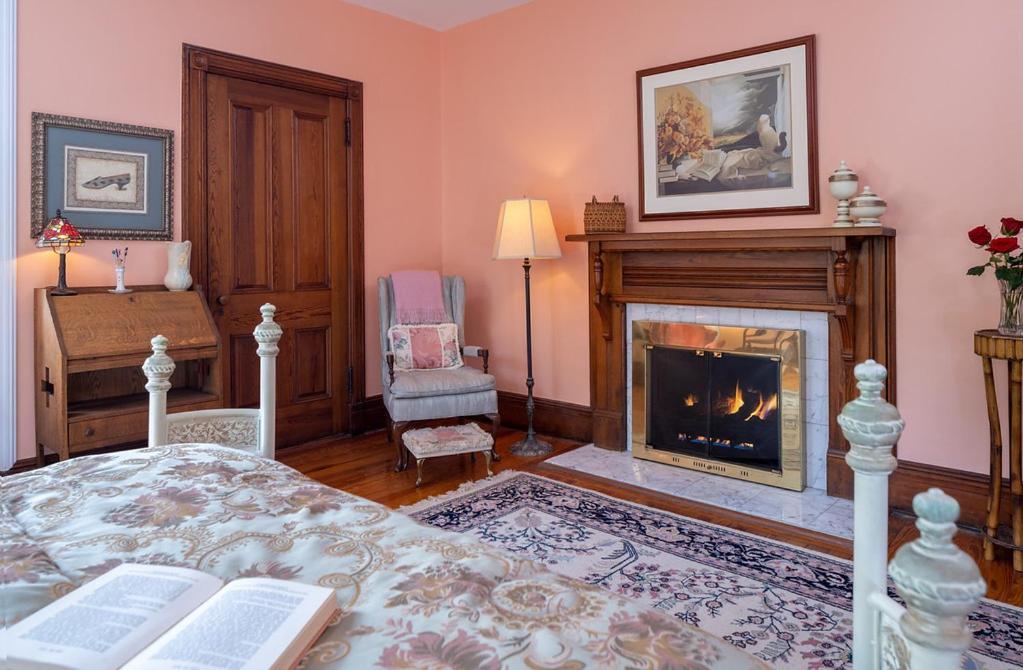 Mary Hoyt Room (Adults Only, No Pets, Breakfast Included)