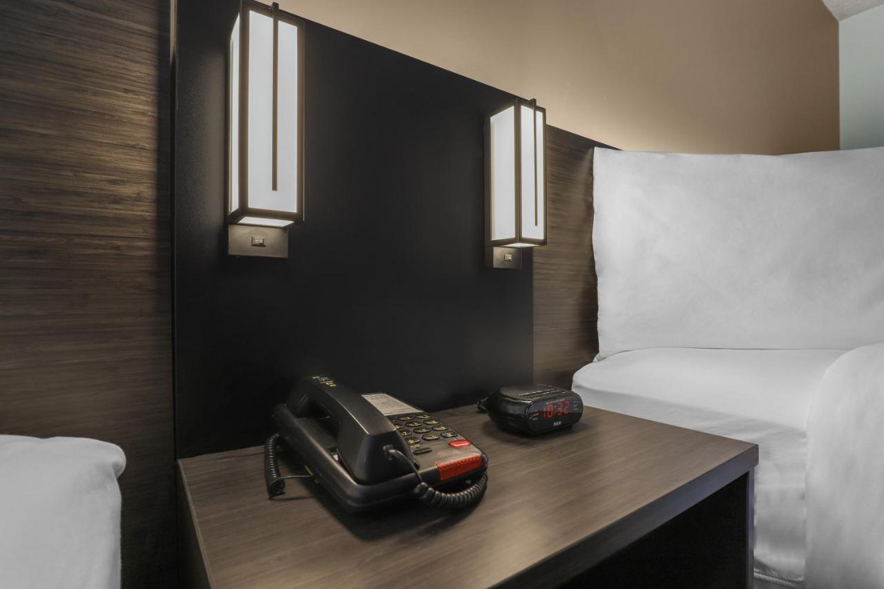 Deluxe Queen Room with Two Queen Beds - Non-Smoking