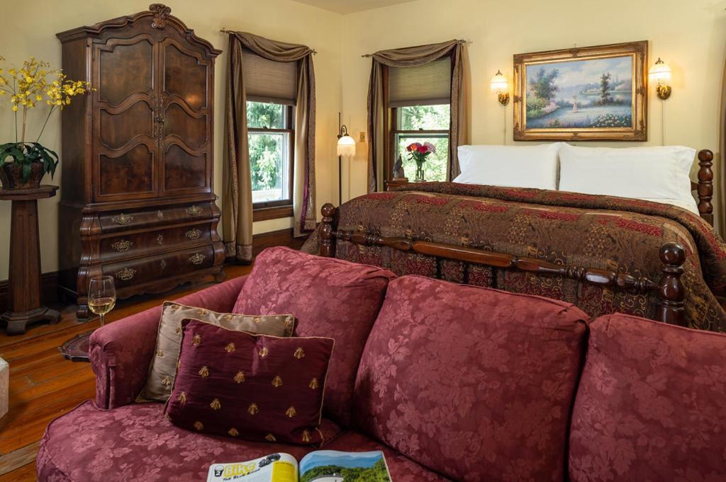 Captain's Room (Adults Only, No Pets, Breakfast Included)