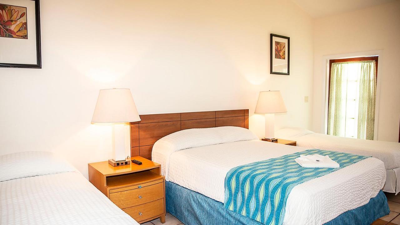 Kamer met Queensize Bed en Uitzicht op het Zwembad