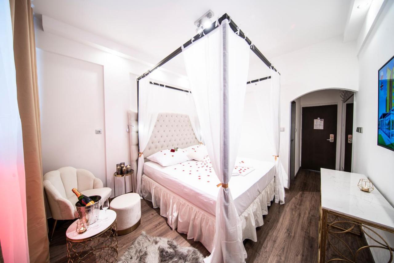 Romantisches Doppelzimmer mit Zugang zum Pool