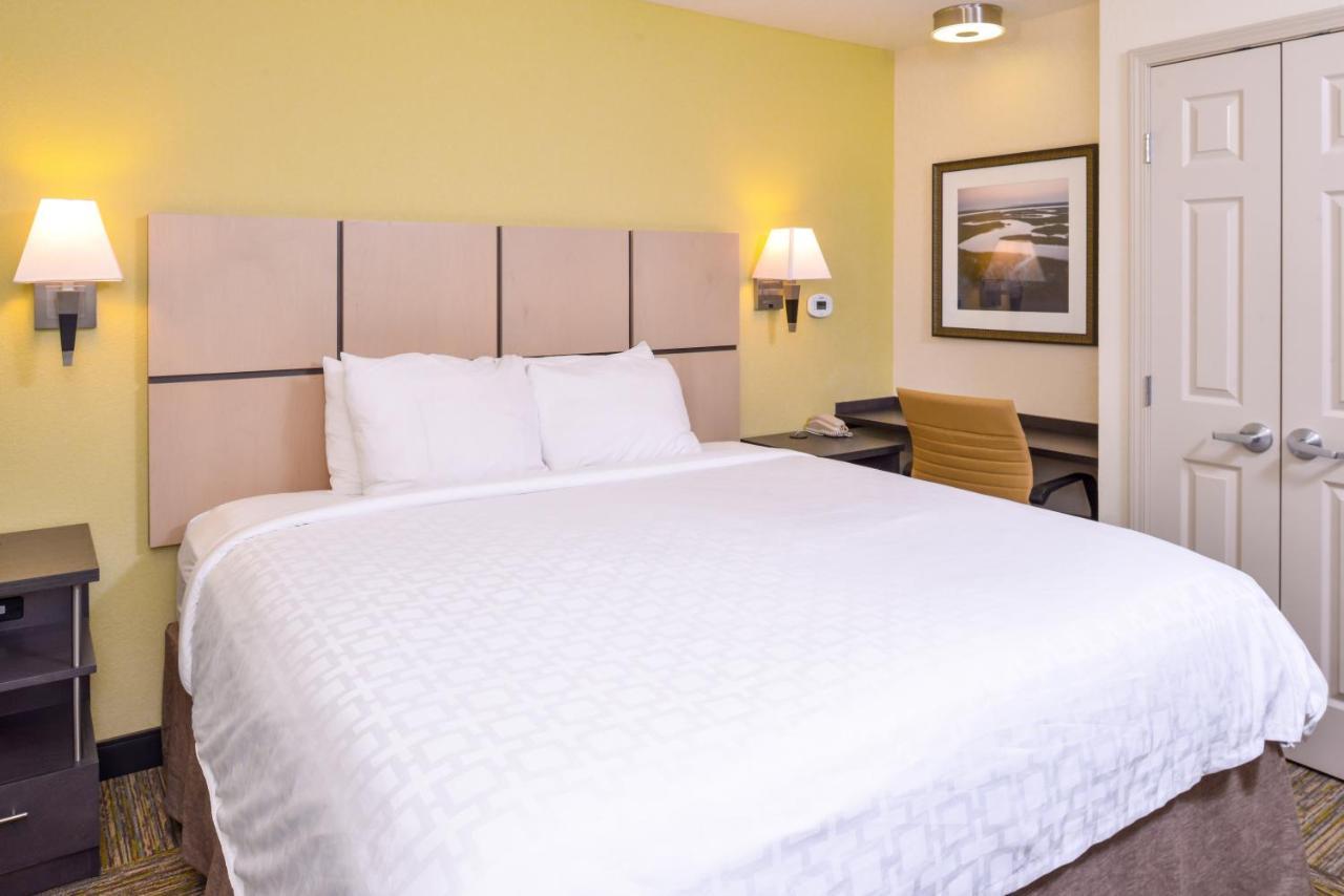 One-Bedroom Queen Suite