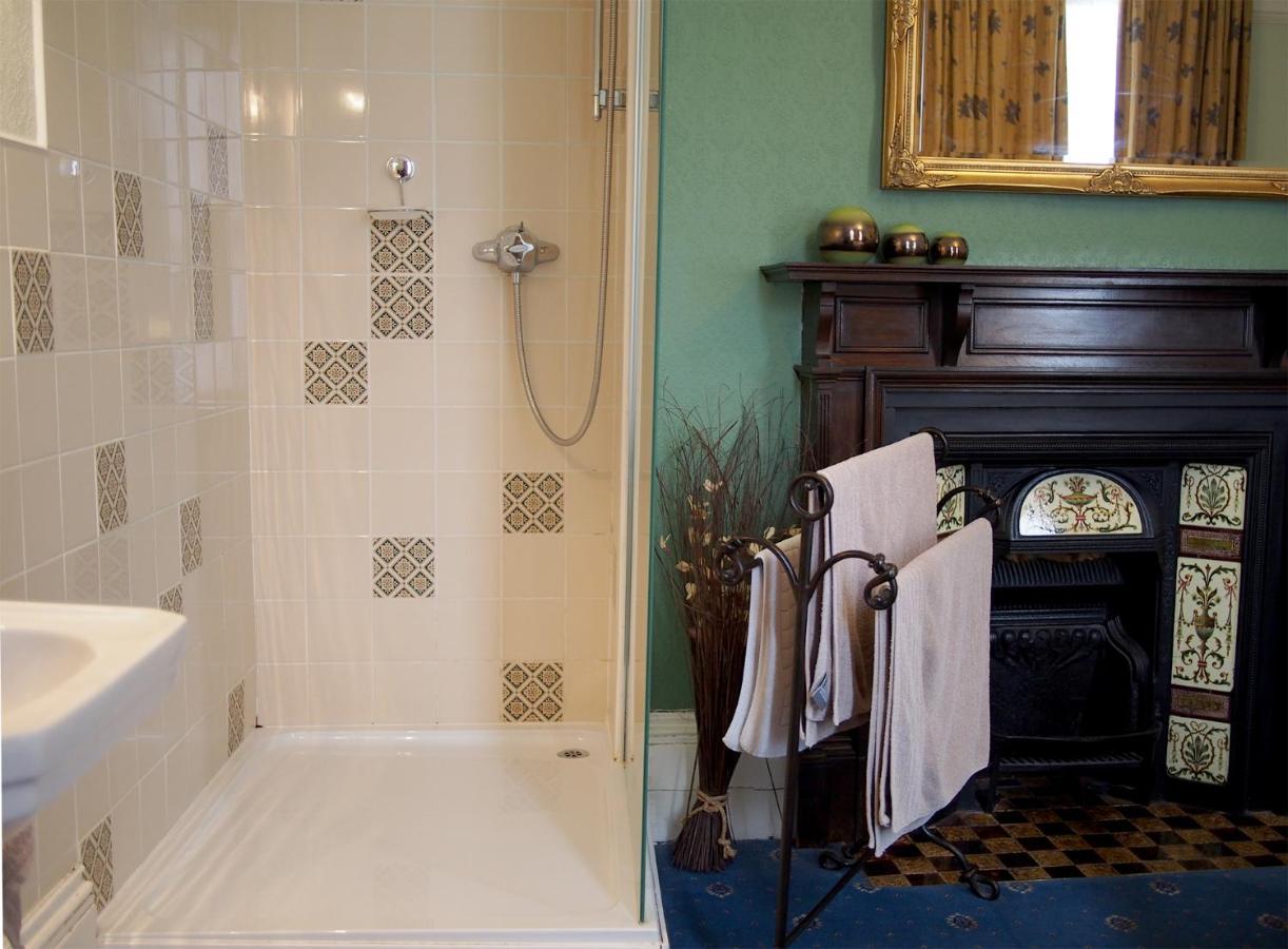 Double en suite shower SHARED separate toilet