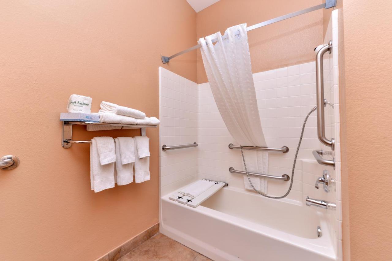 King Studio Suite Mobility Access Tub or Non-Smoking