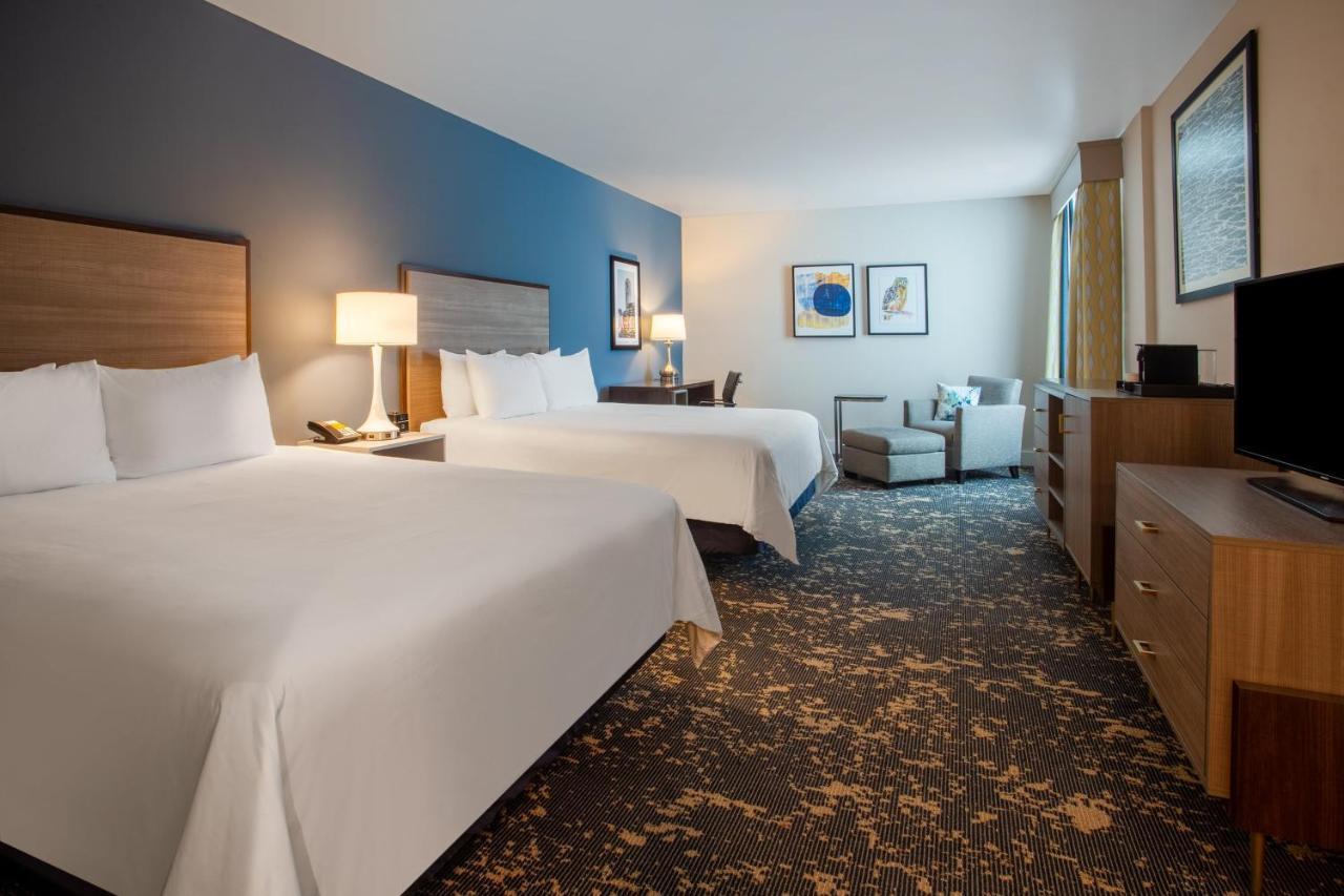 Queen Room Hearing Accessible Roll Shower
