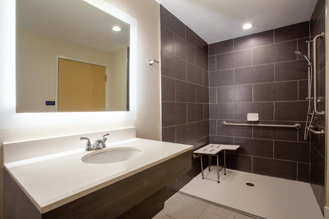 Queen Room Hearing Accessible Roll Shower