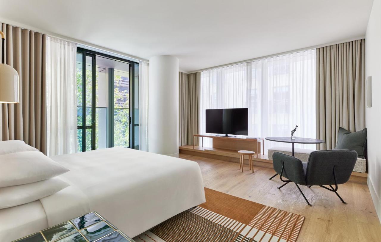 Zimmer mit Kingsize-Bett und Balkon