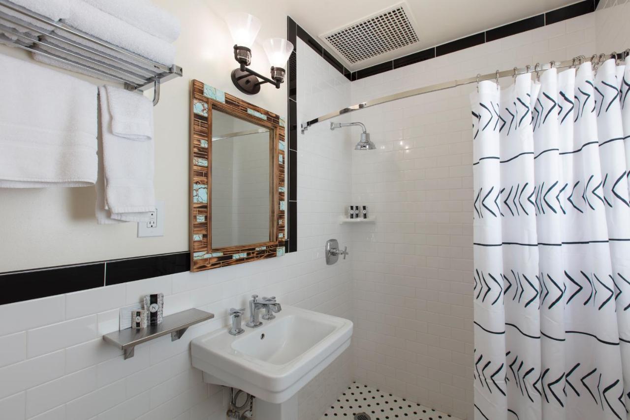 Deluxe Double Room (2 Adults + 1 Child)