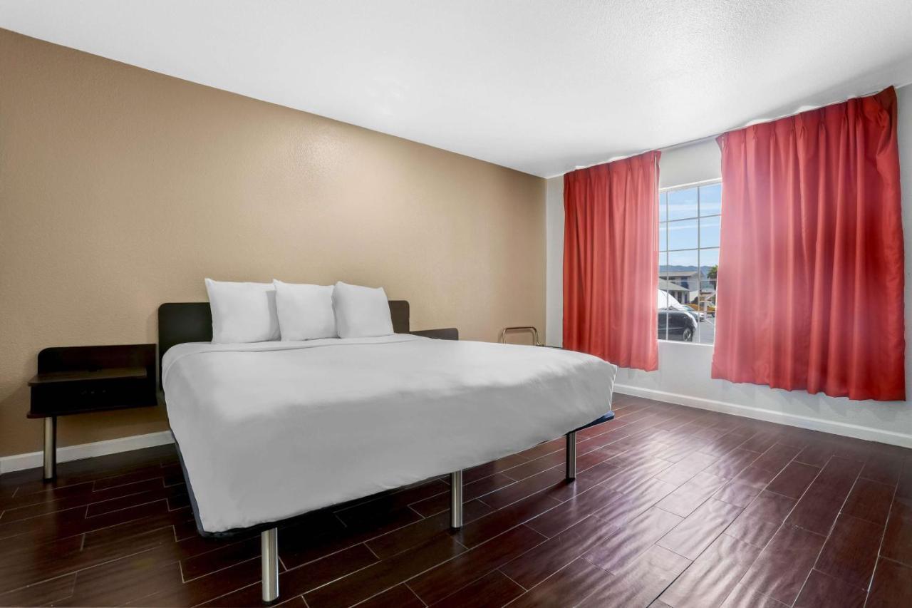 Deluxe King Room Non-Smoking