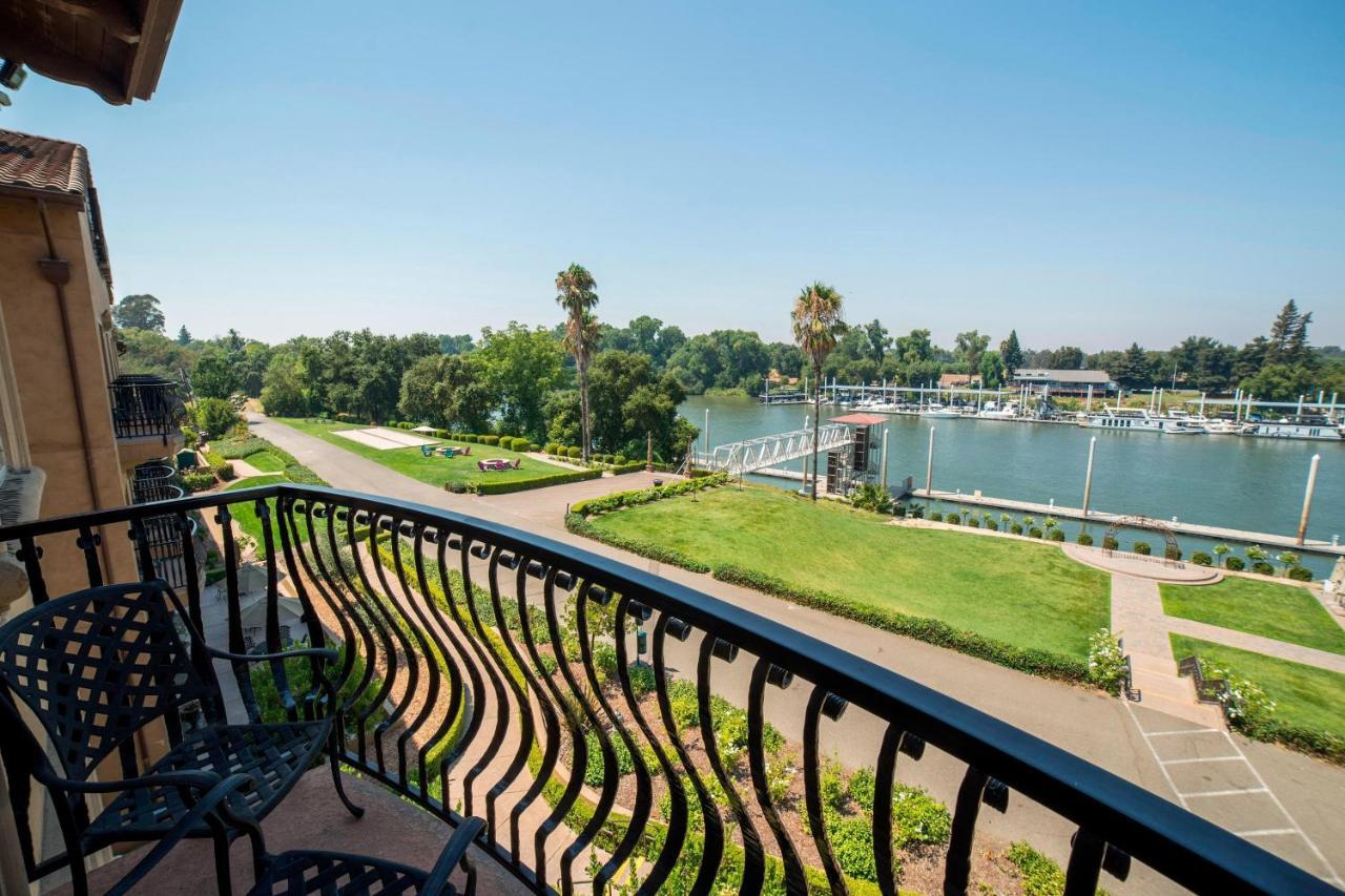 Guest room, 1 King, River view, Balcony