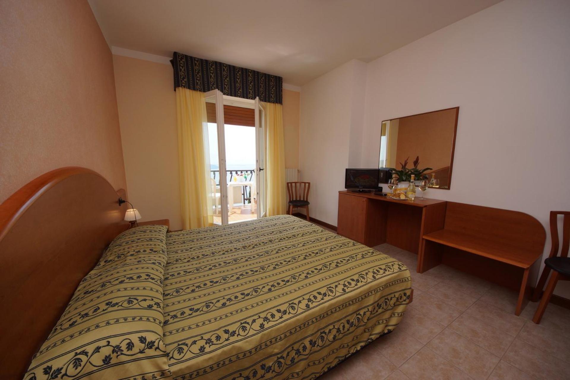 Double or Twin Room Lake View