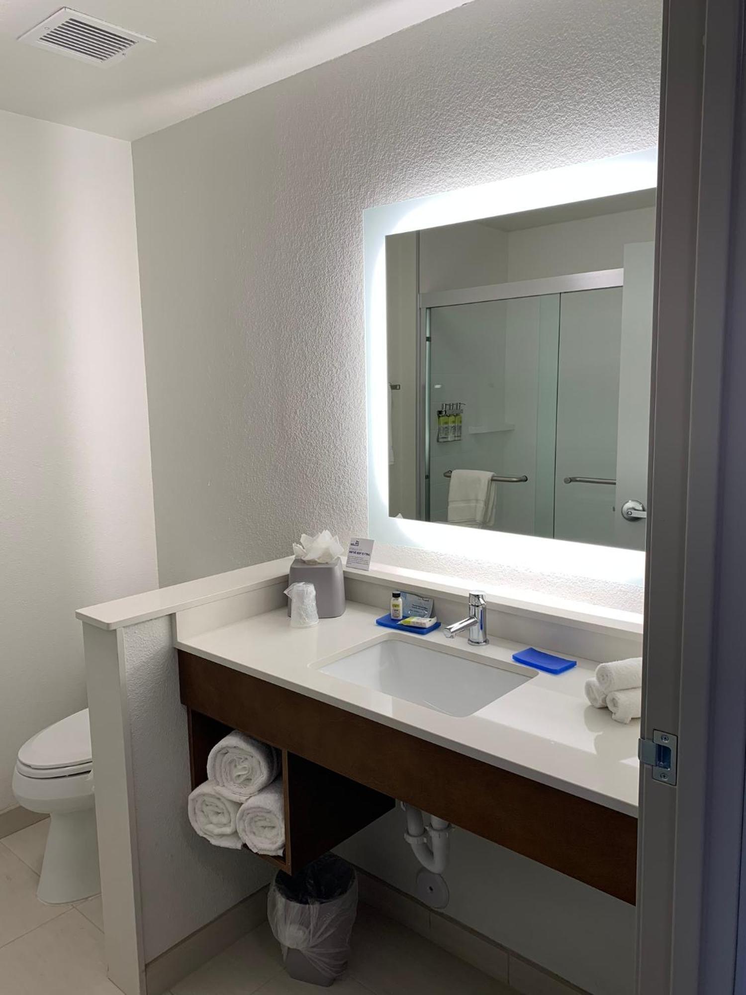 Queen Room Hearing Mobility Accessible Tub Non-Smoking