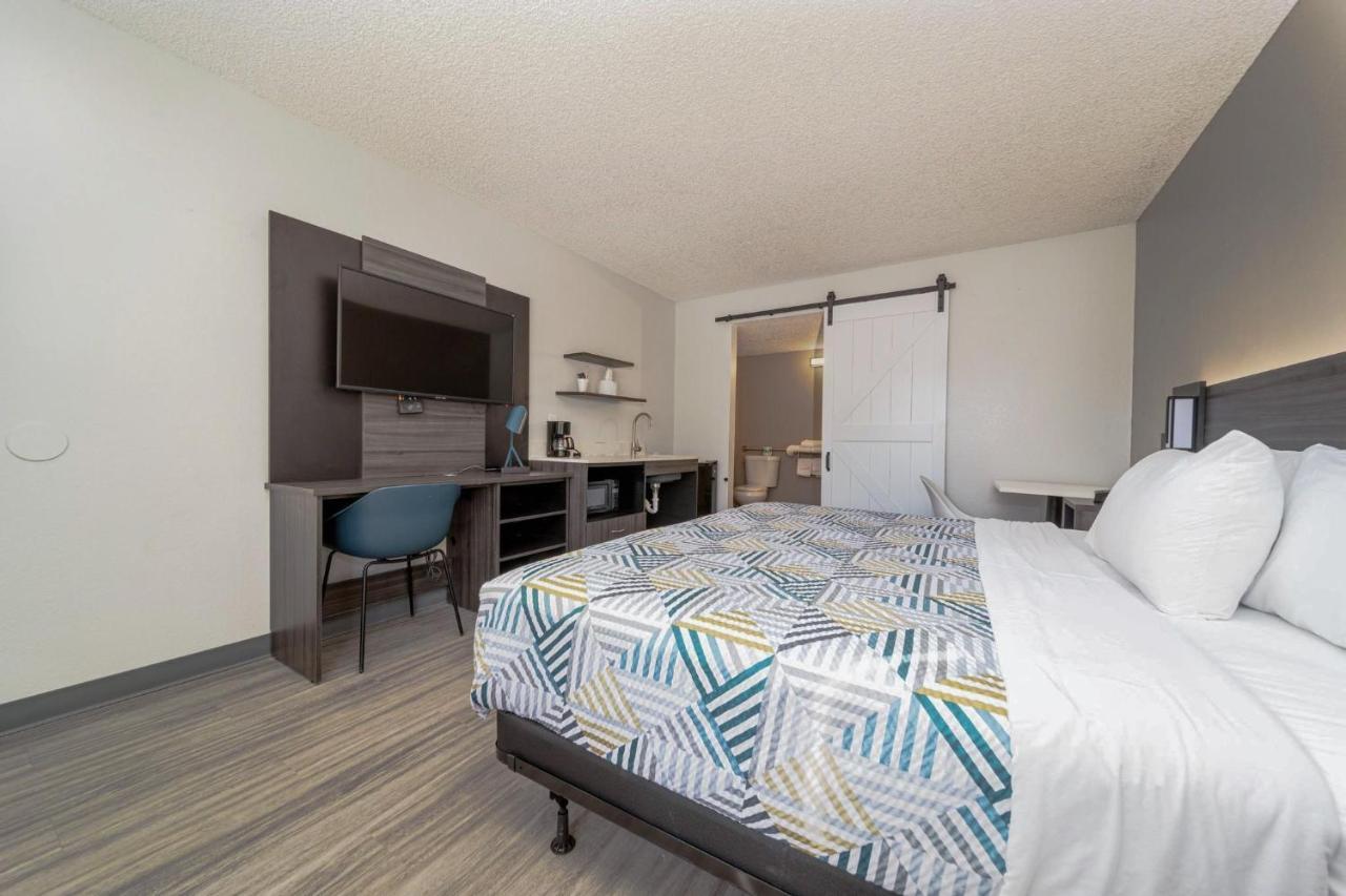 King Room with Roll-in Shower - Disability Access - Non-Smoking