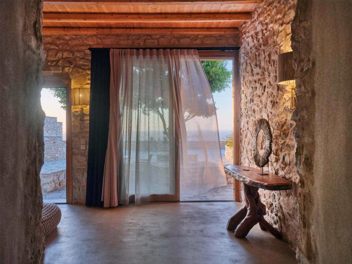 Suite Senior Scavata nella Roccia con Vista Mare