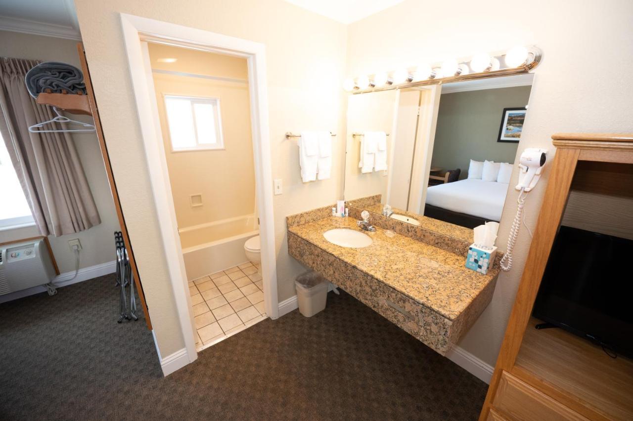 Deluxe Queen Room Two Queen Beds
