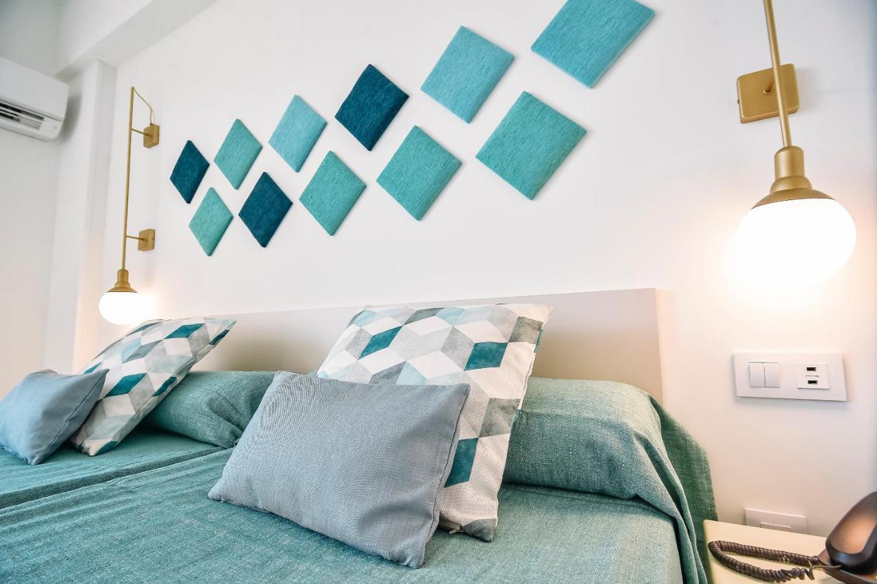 Quarto Duplo com Vista Piscina (2 Adultos + 1 Criança)