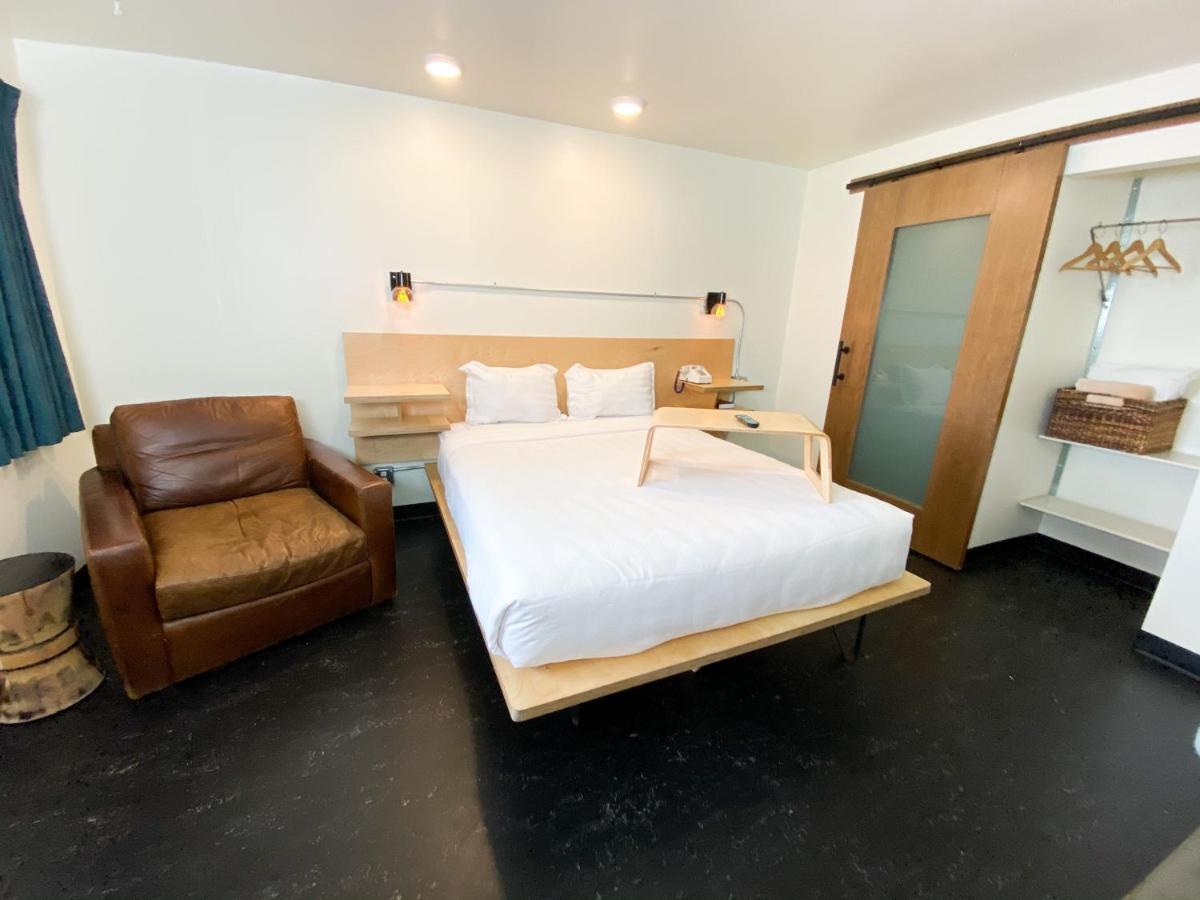 Standard Room Queen Bed Non-Pet Friendly