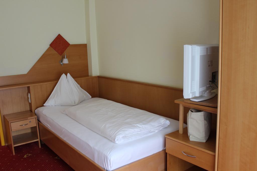 Single Room,1588065090:JPEG