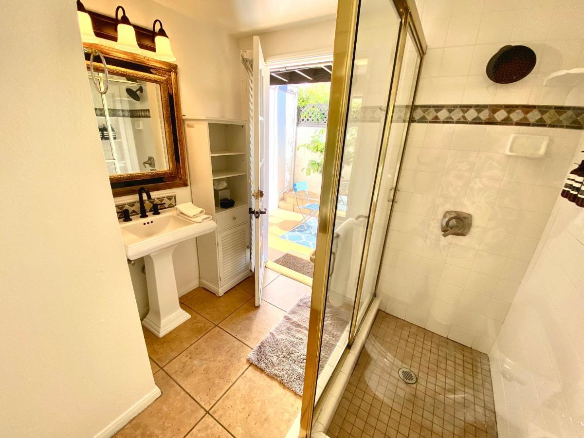 Suite con cama extragrande y vistas a la piscina