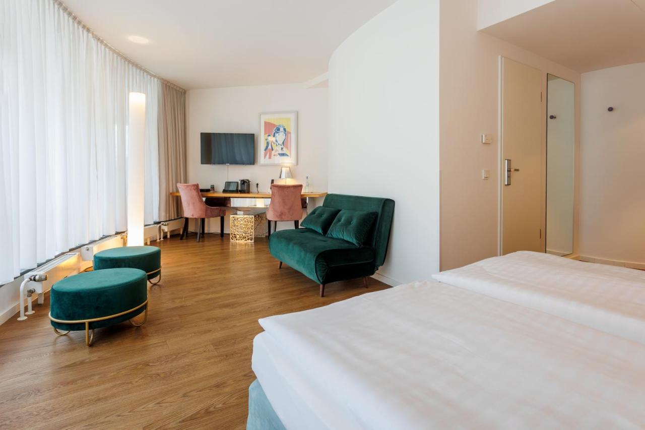 Family & Friends Room