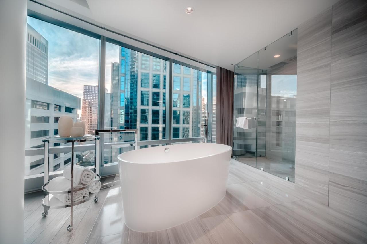 Paradox King Room Spa Bath