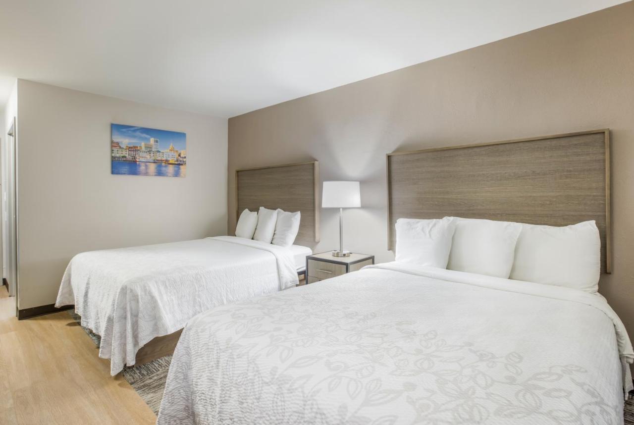 Deluxe Room with 2 Queen Beds Smoke Free