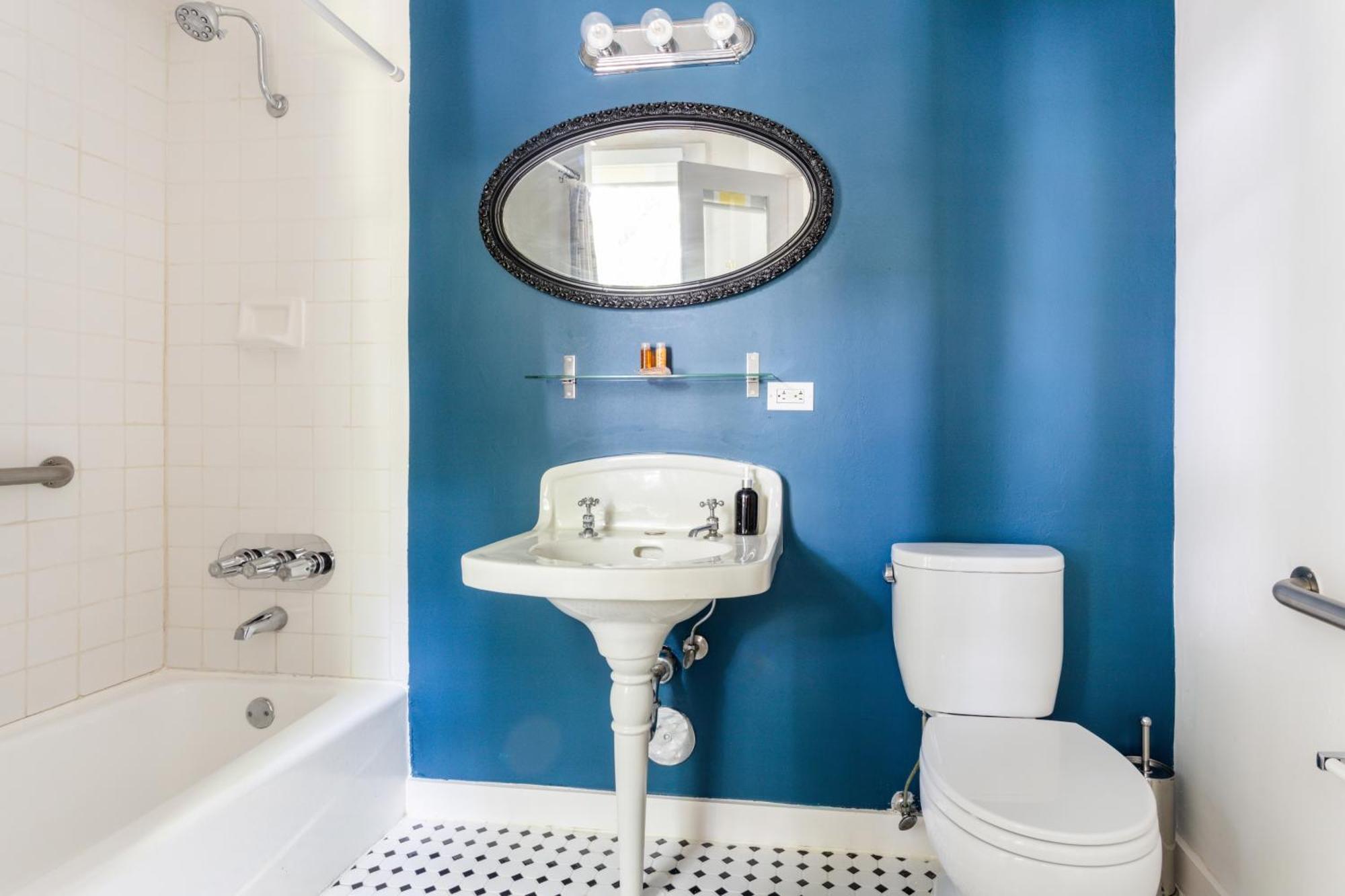 Standard Queen Room