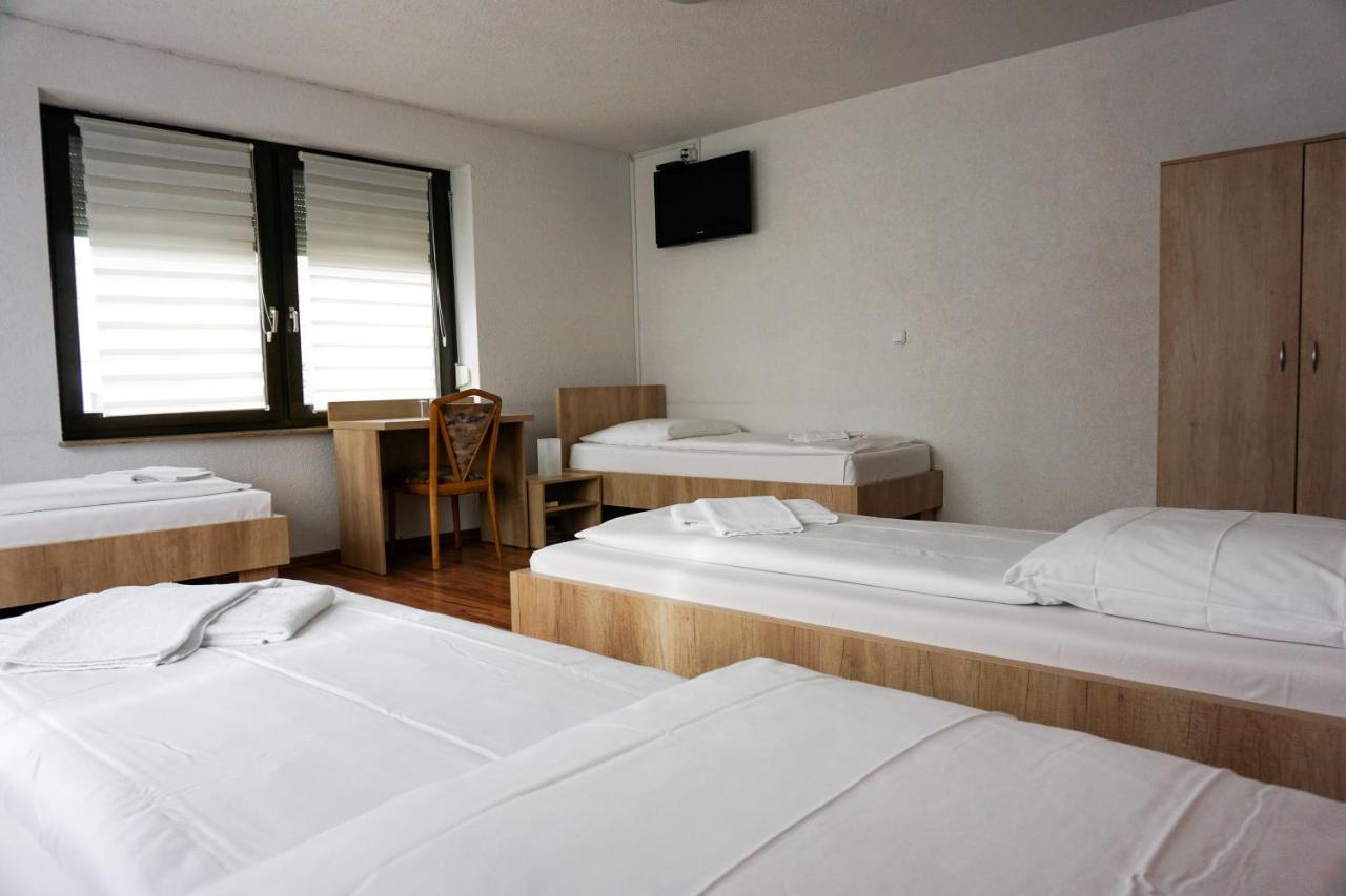 Vierbettzimmer mit privatem externen Bad
