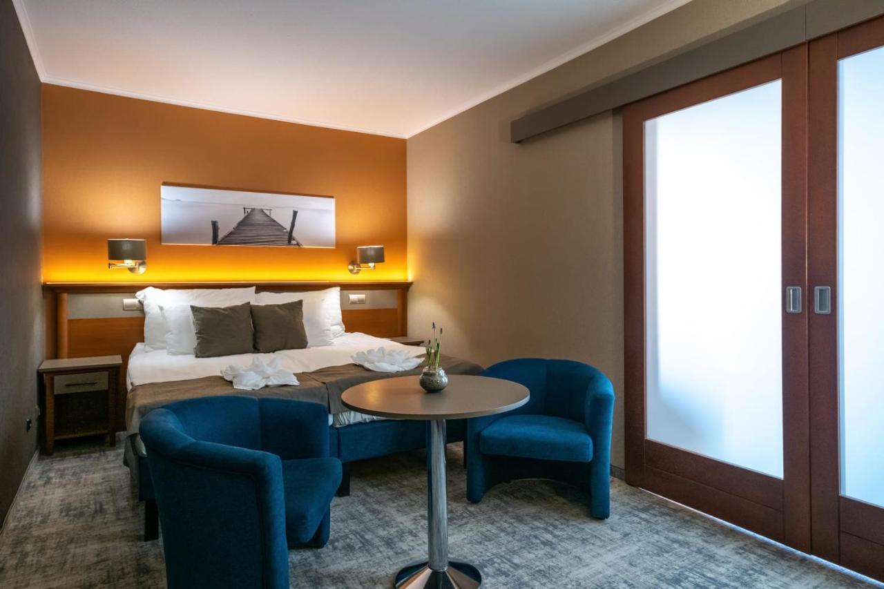 Family Room (2 Adults + 2 Children)