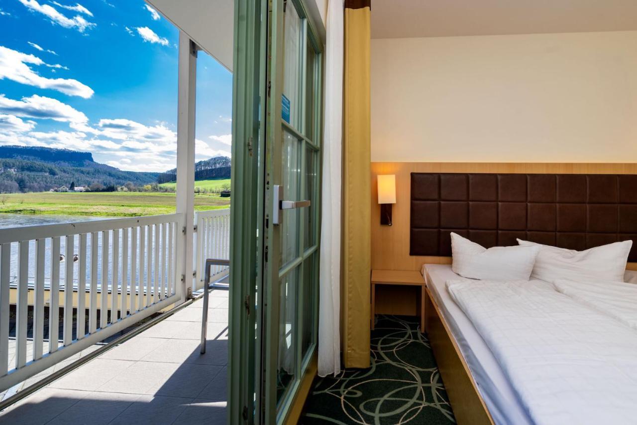 Superior Zimmer mit Balkon und teilweisem Blick auf die Elbe