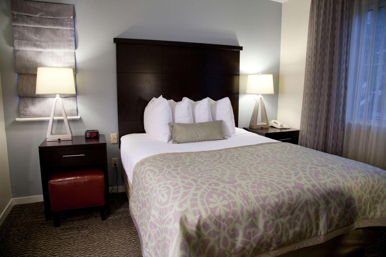 One-Bedroom Queen Suite Bathtub Mobility Accessible
