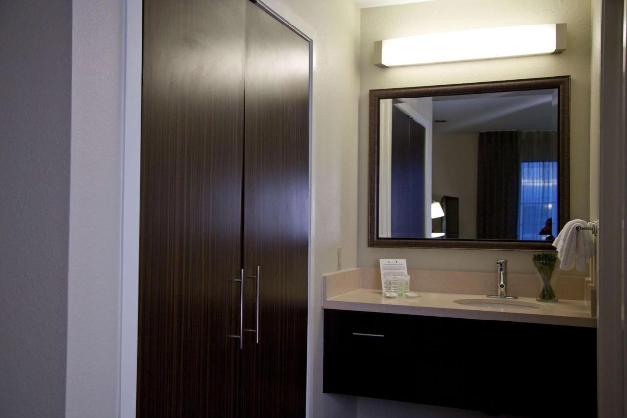 One-Bedroom Queen Suite Bathtub Mobility Accessible