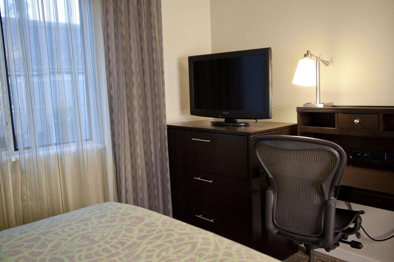 Two-Bedroom Suite Queen Two Double Beds