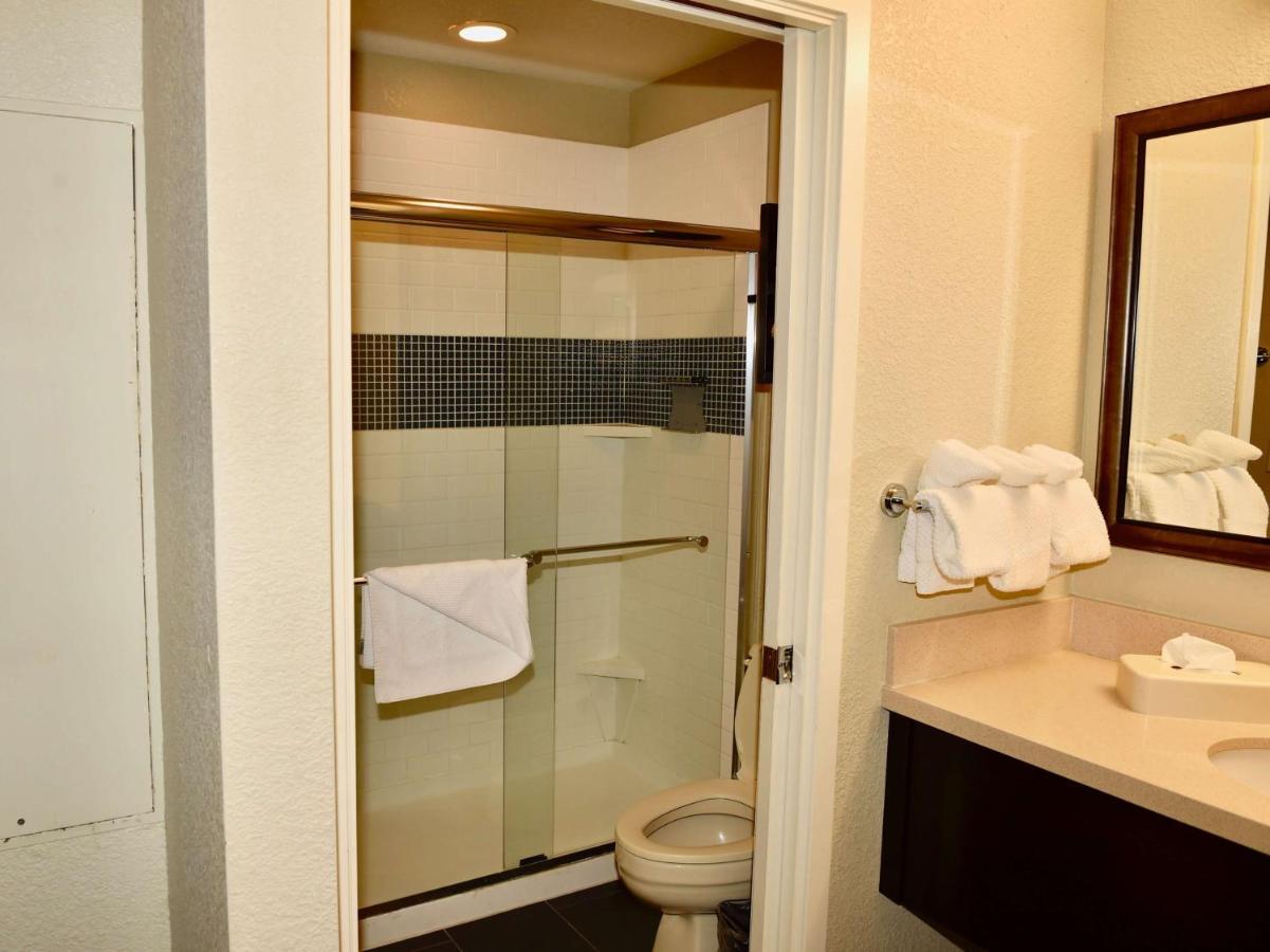 Two-Bedroom Suite Queen Two Double Beds