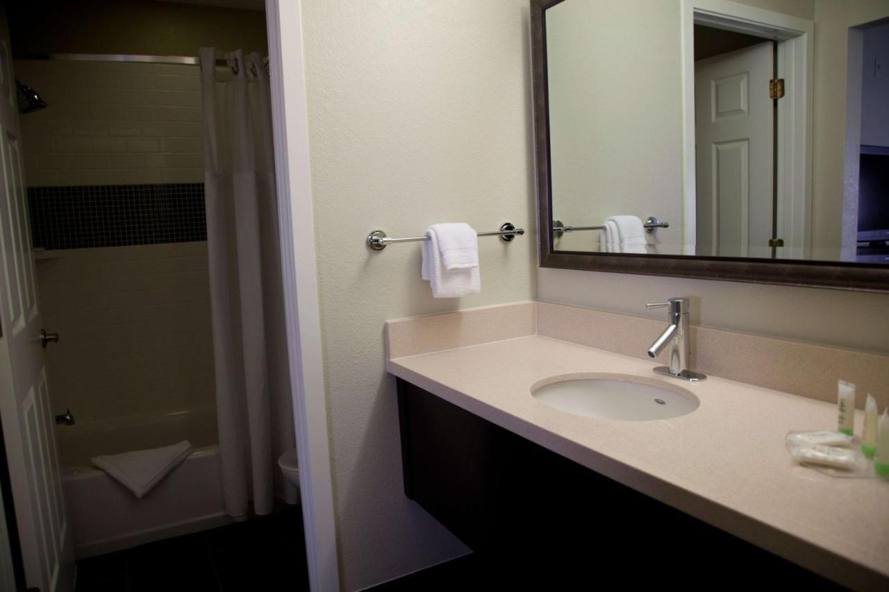 One-Bedroom Queen Suite