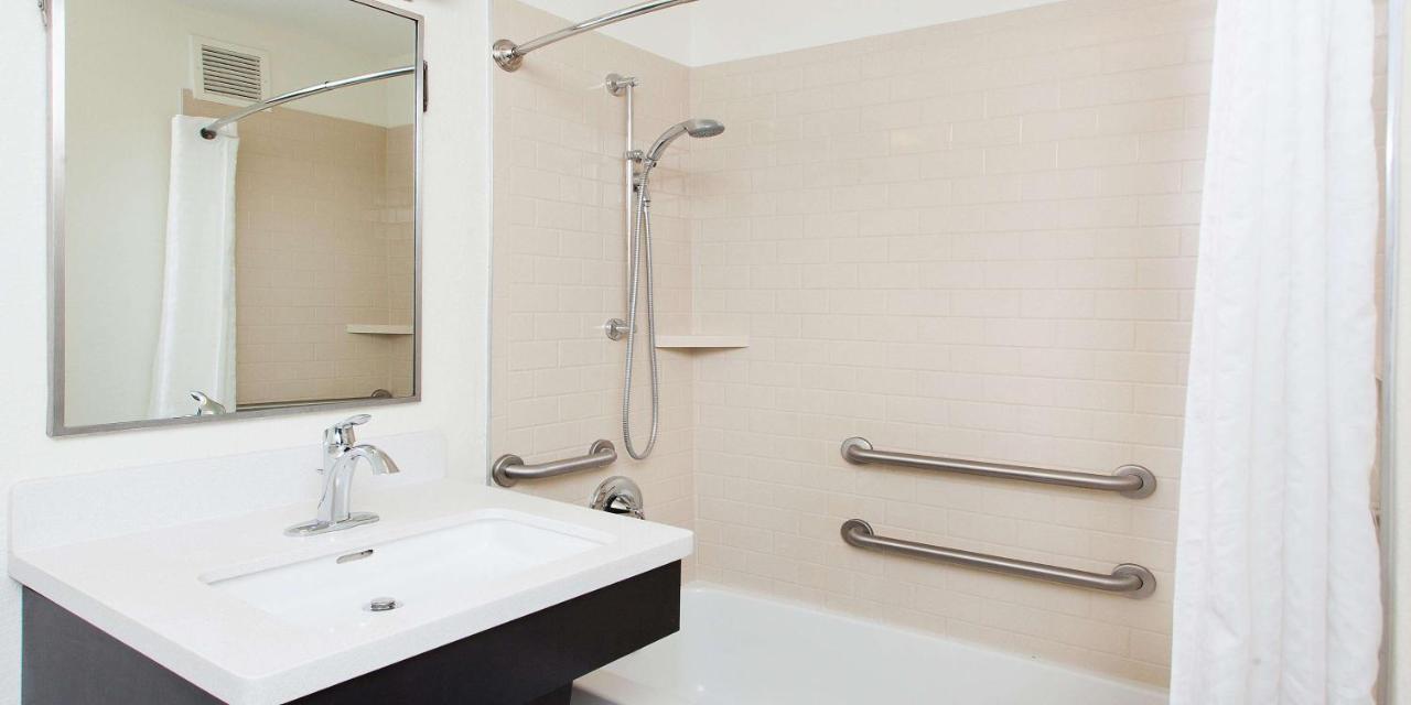 Queen Studio Suite Bathtub Mobility Accessible,1206283747:JPEG