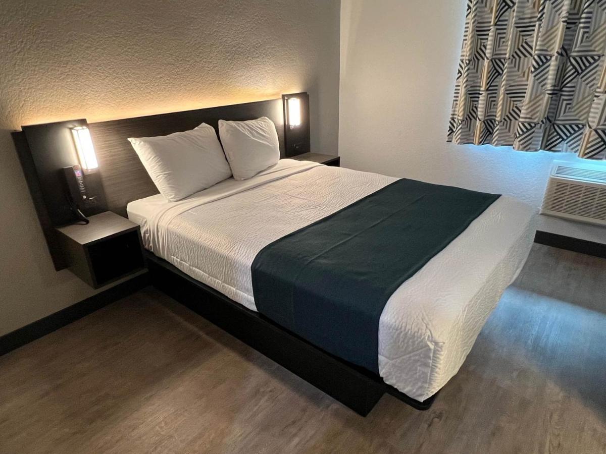 Queen Room - Disability Access - Non-Smoking