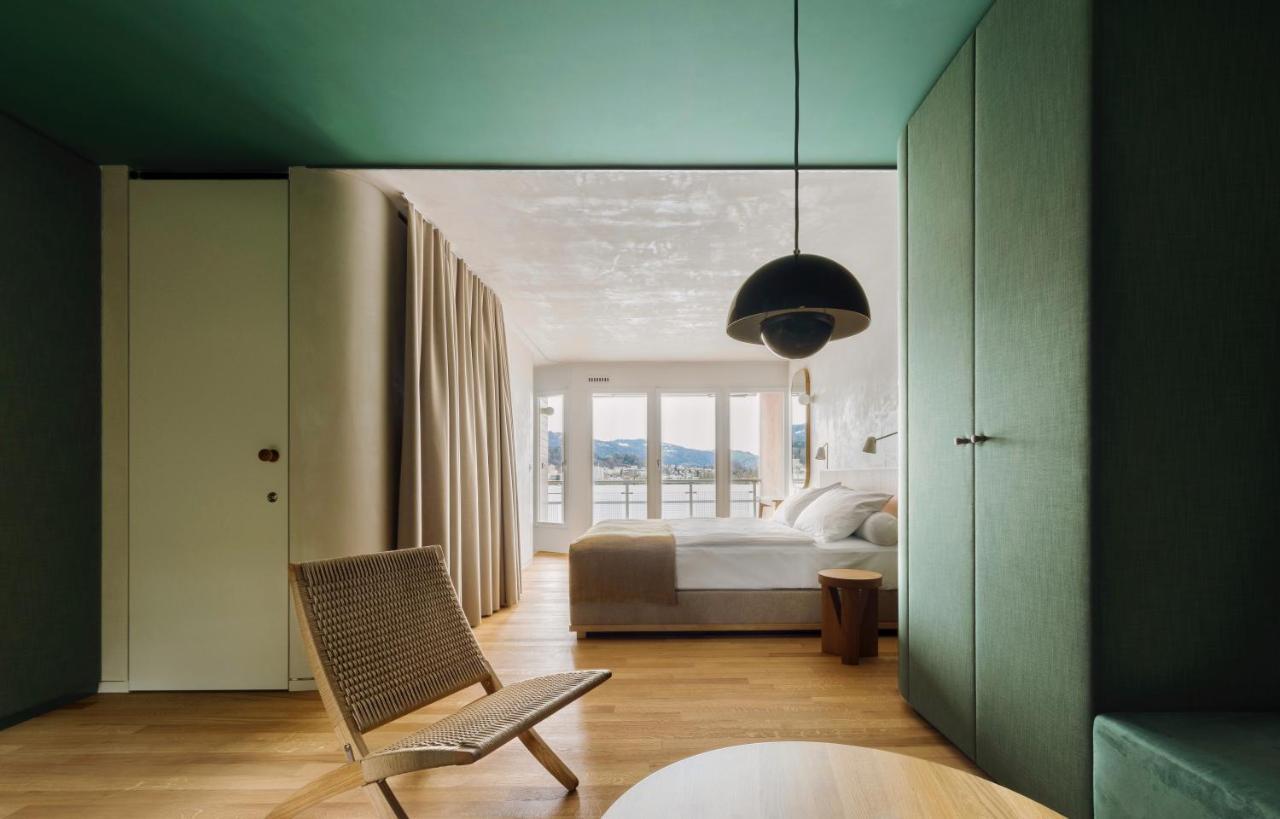 Design-Zimmer mit Balkon und Seeblick