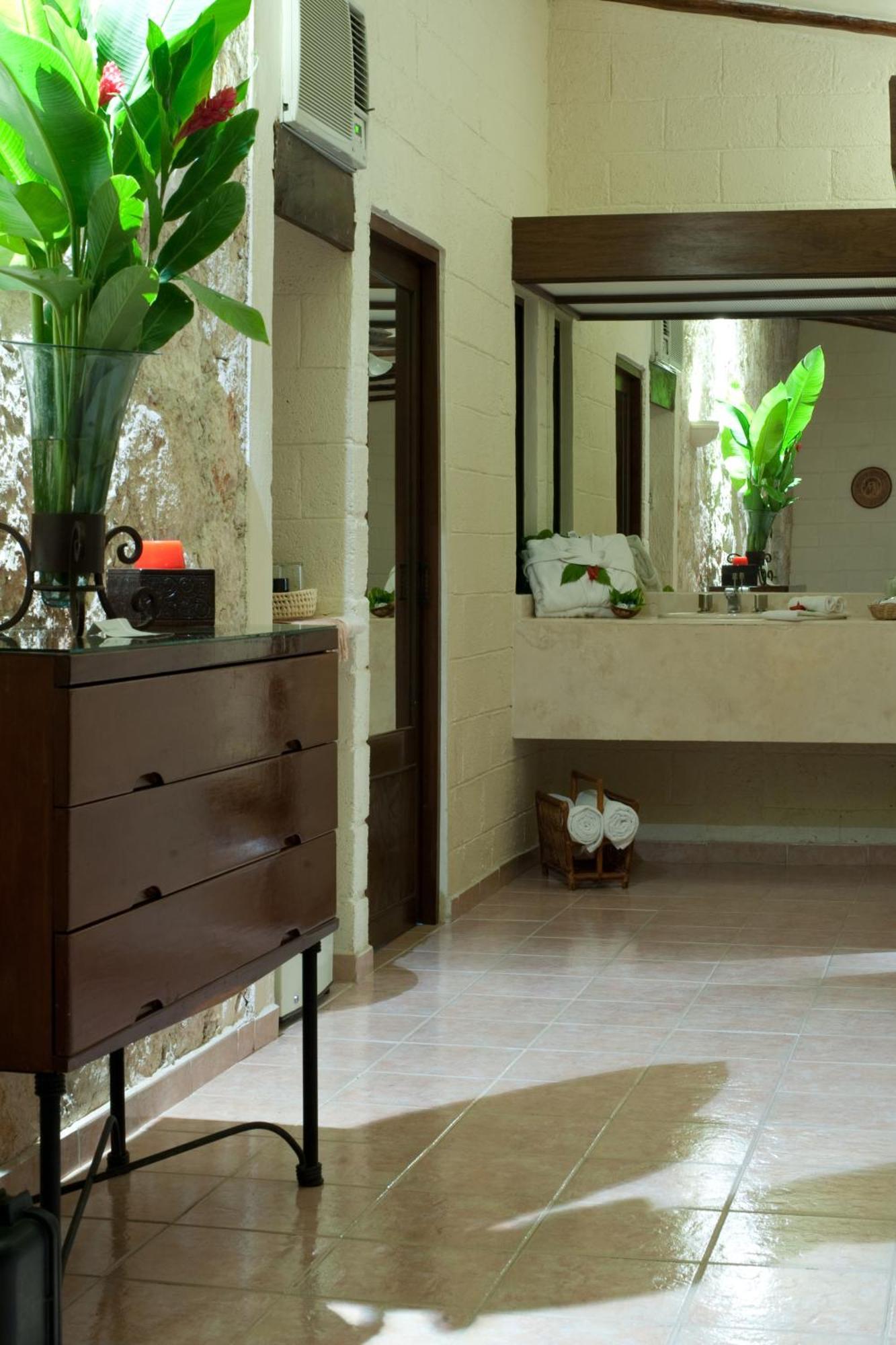 Deluxe Master Suite