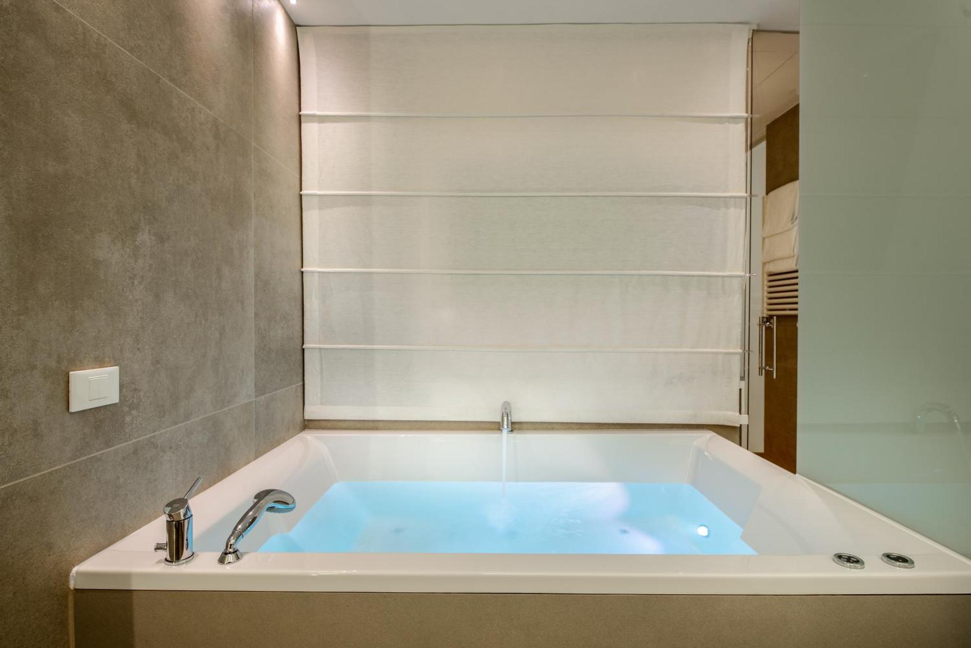 Suite Spa Bath,739114927:JPEG