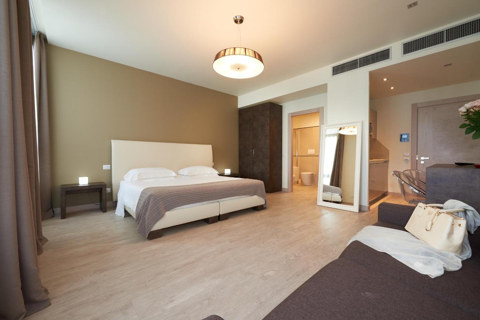 Junior Suite Kitchen & Pool Access
