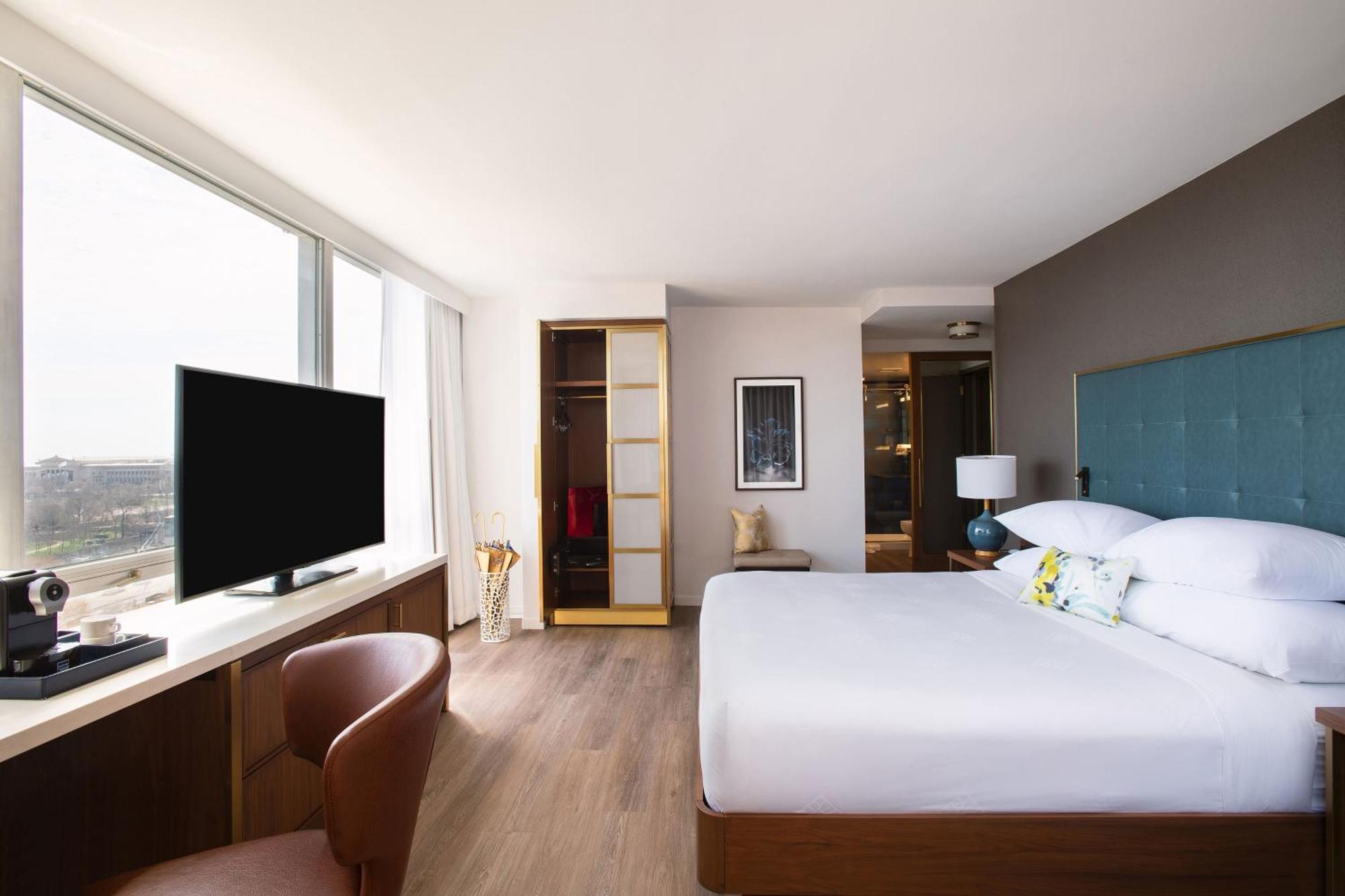 Superior King Room with City View