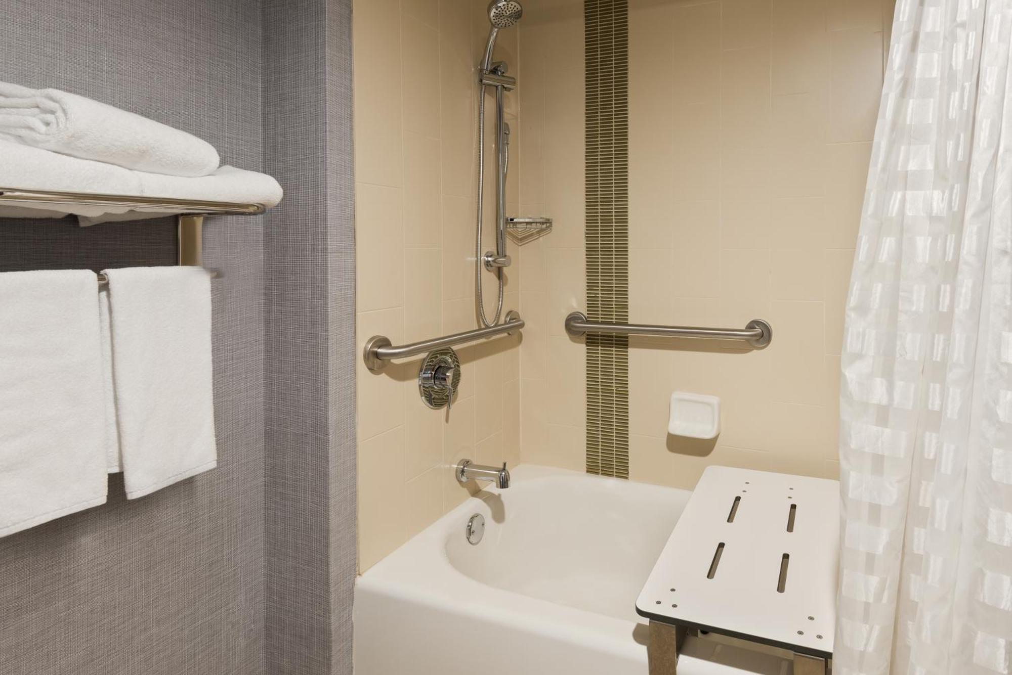 Chambre Lit King-Size pour Personnes à Mobilité Réduite avec Canapé-Lit et Baignoire Adaptée