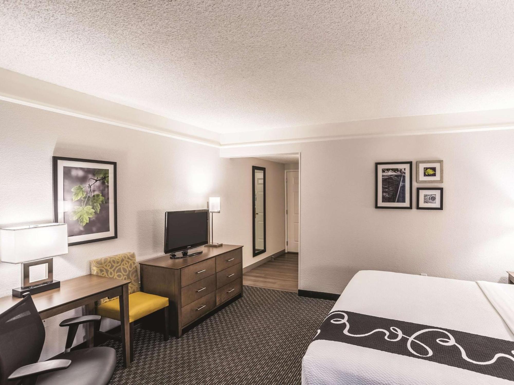 King Room with Roll-in Shower - Mobility Access/Non-Smoking