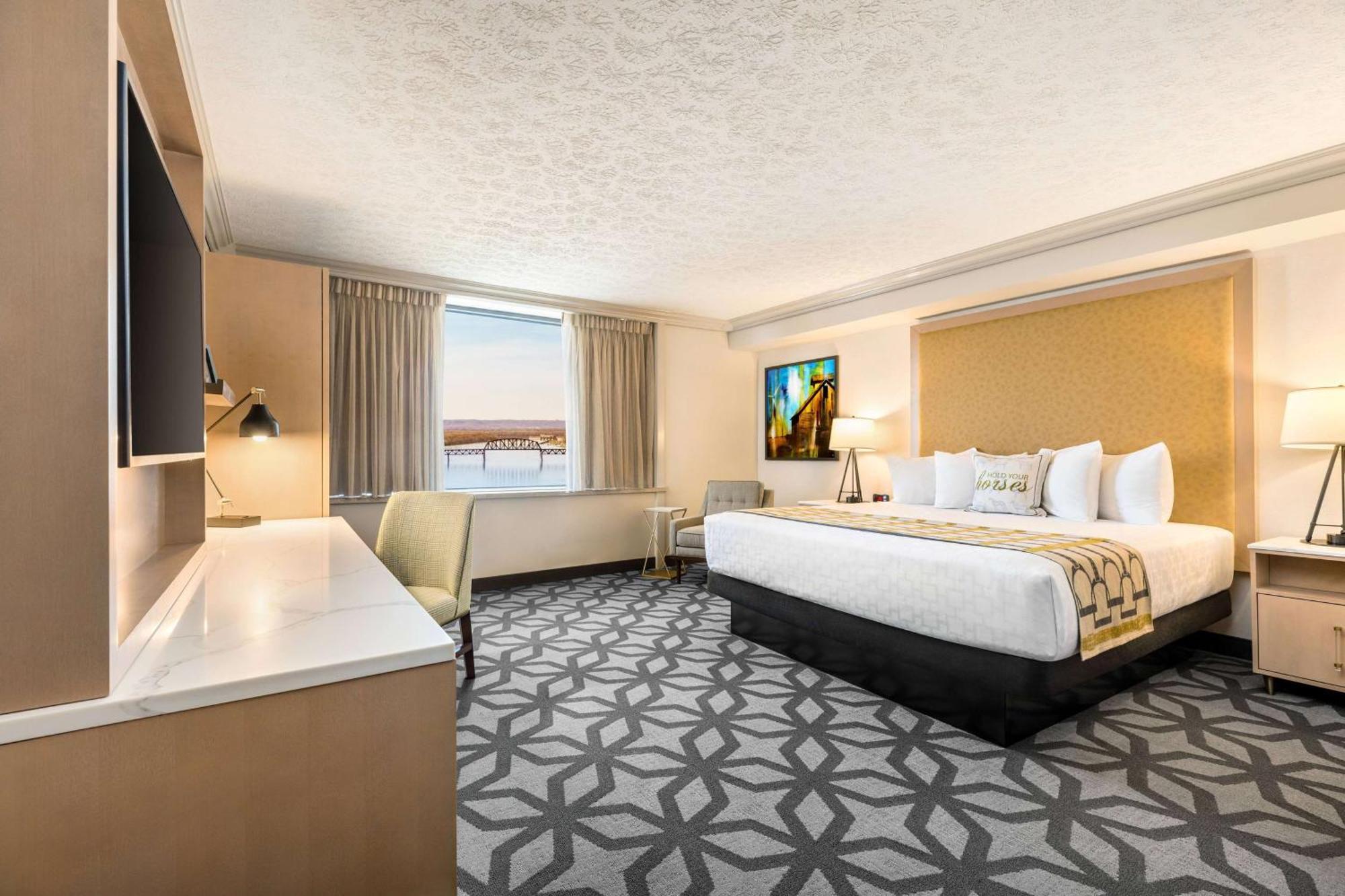 Deluxe King Room - Non-Smoking/West Tower