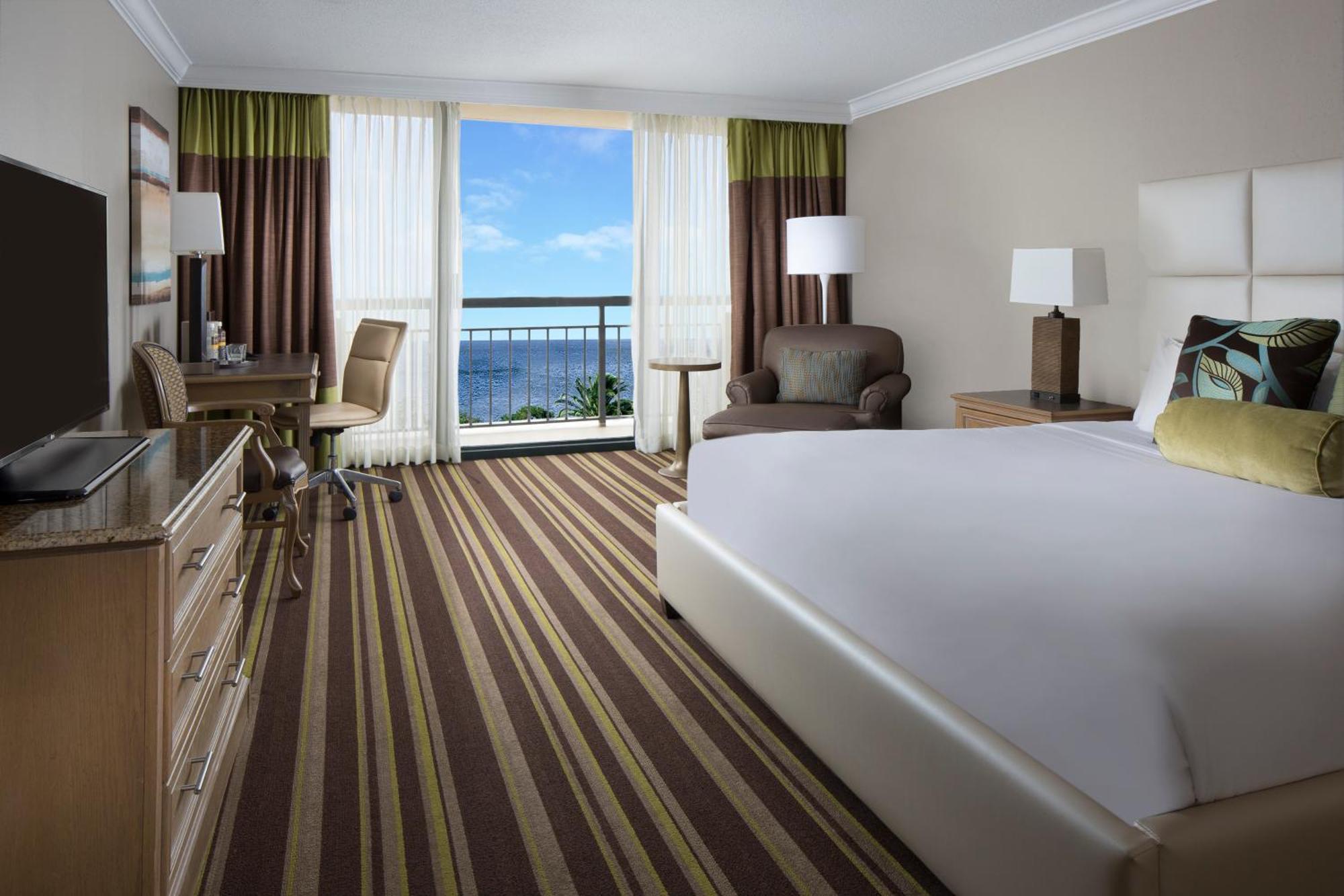 Zimmer mit Kingsize-Bett und Meerblick